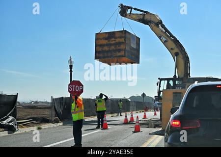 IRVINE, KALIFORNIEN - 11. OCT 2024: Arbeiter stoppen den Verkehr auf einer Baustelle in der Great Park Communities Gegend von Irvine. Stockfoto