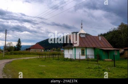 Eine kleine orthodoxe Kirche im abgelegenen Bergdorf Korobikha in Ostkasachstan Stockfoto