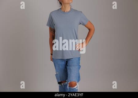Model trägt ein T-Shirt in bequemen Farben für Mockups und Flatlays gildan Stockfoto