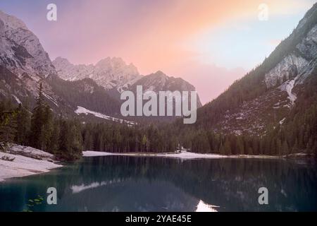 Ruhiger Sommerabend am Pragser Wildsee mit majestätischen Dolomitengipfeln Reflektionen, üppigen Kiefernwäldern und dem Smaragdsee in Südtirol Stockfoto