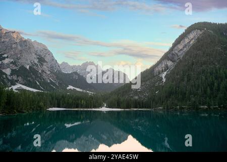 Ruhiger Sommerabend am Pragser Wildsee mit majestätischen Dolomitengipfeln Reflektionen, üppigen Kiefernwäldern und dem Smaragdsee in Südtirol Stockfoto