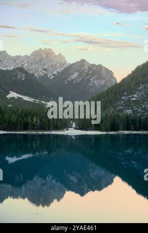 Ruhiger Sommerabend am Pragser Wildsee mit majestätischen Dolomitengipfeln Reflektionen, üppigen Kiefernwäldern und dem Smaragdsee in Südtirol Stockfoto