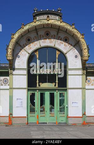 Wien, Österreich - 24. April 2024: Detail vom Stadtbahnbahnhof Karlsplatz, im Jugendstil gestaltet Stockfoto