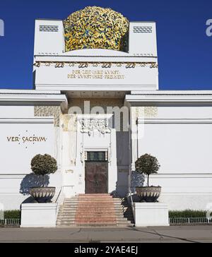 Wien, Österreich - 26. April 2024: Eingang des berühmten Secessionsgebäudes Stockfoto