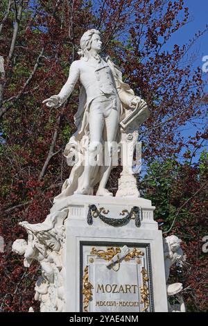 Wien, Österreich - 26. April 2024: Das Mozart-Denkmal im Burggarten Stockfoto