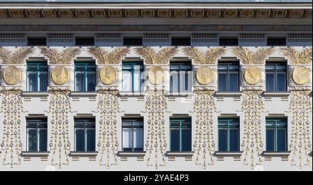 Wien, Österreich - 26. April 2024: Wienzeilenhaus, Bauprojekt Otto Wagners und Baujahr 1898 Stockfoto