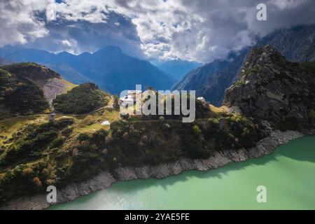 Aus der Vogelperspektive auf den künstlichen Barbellino-See und die Schutzhütte Curò. Valbondione, Seriana Valley, Lombardei, Provinz Bergamo, Italien. Stockfoto