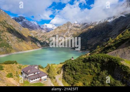 Aus der Vogelperspektive auf den künstlichen Barbellino-See und die Schutzhütte Curò. Valbondione, Seriana Valley, Lombardei, Provinz Bergamo, Italien. Stockfoto