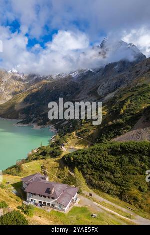 Aus der Vogelperspektive auf den künstlichen Barbellino-See und die Schutzhütte Curò. Valbondione, Seriana Valley, Lombardei, Provinz Bergamo, Italien. Stockfoto