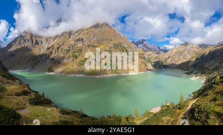 Aus der Vogelperspektive auf den künstlichen Barbellino-See und die Schutzhütte Curò. Valbondione, Seriana Valley, Lombardei, Provinz Bergamo, Italien. Stockfoto