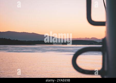 Rosario Strait bei Sonnenaufgang von der Fähre Anacortes-Orcas Island, Washington State, USA Stockfoto