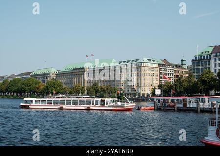 Das Hapag Lloyd-Gebäude am Alsterufer in Hamburg mit Ausflugsboot. Stockfoto