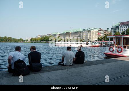 Das Hapag Lloyd-Gebäude am Alsterufer in Hamburg mit Ausflugsboot. Stockfoto