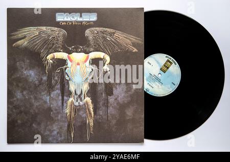 LP-Cover und Vinyl von One of These Nights, dem vierten Studioalbum der US-amerikanischen Band The Eagles, das 1975 veröffentlicht wurde Stockfoto