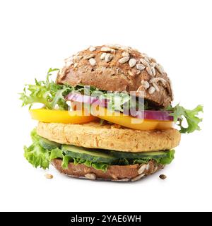 Leckerer veganer Burger mit Kichererbsenkotelett isoliert auf weiß Stockfoto