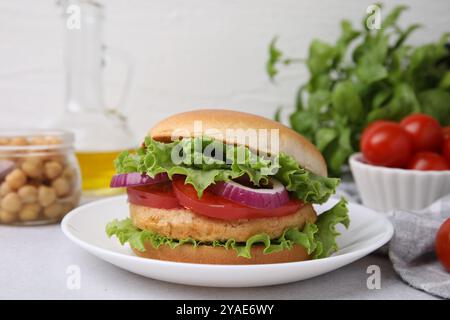 Köstlicher vegetarischer Burger mit Kichererbsenkotelett auf Lichttisch, Nahaufnahme Stockfoto