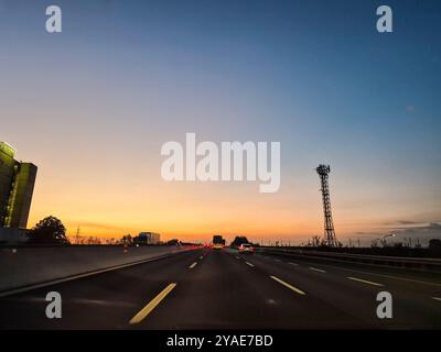 Italien, Rimini, TTG Tourismusmesse, Autobahnverkehr in der Nähe von Rimini Stockfoto