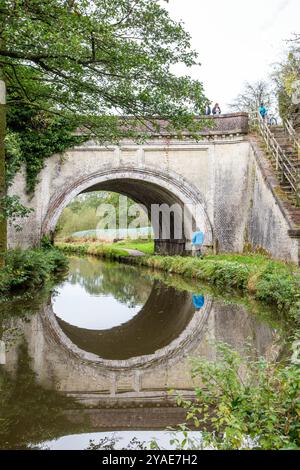 Hazelhurst Aquädukt, wo der Leek-Zweig des Caldon-Kanals über den Caldon-Hauptkanal in der Landschaft von Staffordshire verläuft Stockfoto