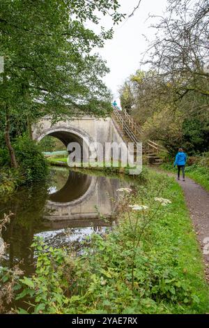 Hazelhurst Aquädukt, wo der Leek-Zweig des Caldon-Kanals über den Caldon-Hauptkanal in der Landschaft von Staffordshire verläuft Stockfoto