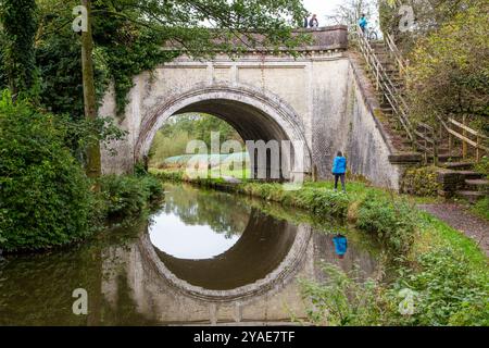 Hazelhurst Aquädukt, wo der Leek-Zweig des Caldon-Kanals über den Caldon-Hauptkanal in der Landschaft von Staffordshire verläuft Stockfoto