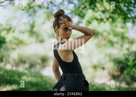 Ein hübsches Mädchen, das in der Natur tanzt, eine Tänzerin, die modernen Tanz im Freien aufführt Stockfoto