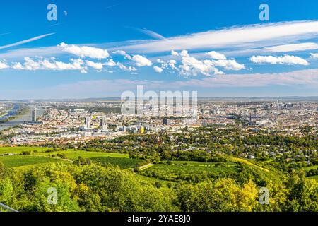 Kahlenberg Wien, Tourismus Wien, Leopoldsberg und Kahlenberg, Photospot Wien, Skyline Wien Donau Stockfoto