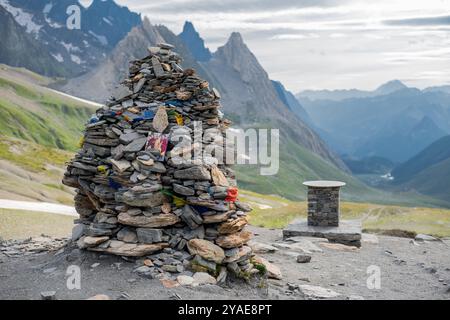 Ein Steinhaufen ist ein von Menschen hergestellter Stapel von Steinen, der für einen bestimmten Zweck, gewöhnlich als Marker oder als Grabhügel, angehoben wird. Stockfoto