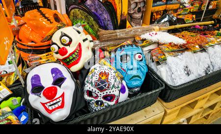 Tallinn, Estland - 4. Oktober 2024: Halloween-Produkte werden im Oktober in einem Supermarkt ausgestellt. Stockfoto