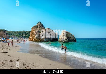 Die Menschen genießen einen heißen Sommertag an der Ägäis in Potistika, einem Strand im südöstlichen Gebiet des Pilion, Magnesia, Thessalien, Griechenland. Stockfoto