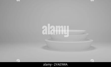 Minimalistisches weißes Podium mit kreisförmigem und sich überschneidendem Design. Perfekt zur Präsentation von Kosmetikprodukten, Kosmetika und Accessoires. Stockfoto
