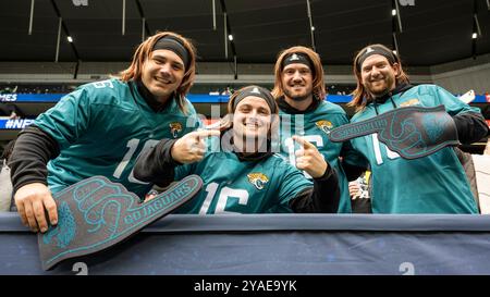 London, Großbritannien. 13. Oktober 2024. Fans der Jacksonville Jaguars während eines NFL-Fußballspiels im Tottenham Hotspur Stadium. Endergebnis Jaguars 16 trägt 35 Credit: Stephen Chung / Alamy Live News Stockfoto