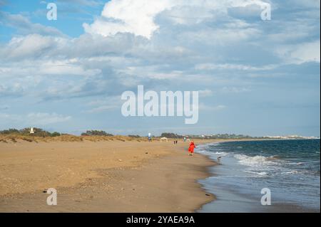 Sanddünen am Strand nahe Isla Cristina an der Costa de la Luz in Andalusien Stockfoto