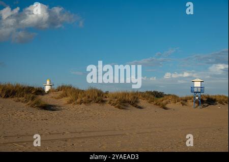 Sanddünen am Strand nahe Isla Cristina an der Costa de la Luz in Andalusien Stockfoto