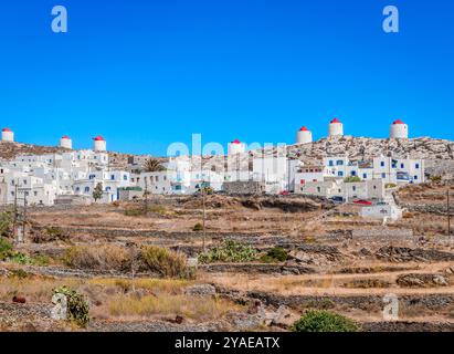 Die Skyline von Chora in Amorgos liegt im Zentrum der Insel mit Blick auf die Ägäis. Weiß getünchte Häuser und Windmühlen auf dem Hügel Stockfoto