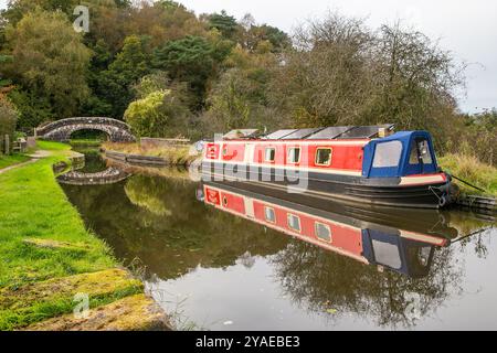 Canal Narrowboat, das auf dem Hazelhurst Aquädukt liegt, Teil des kurzen 2,5 km langen Leek-Zweigs des Caldon-Kanals in der Landschaft von Staffordshire Stockfoto