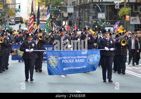 New York, Usa. Oktober 2024. Die Band der NYPD Police nimmt an der Hispanic Day Parade entlang der Sixth Avenue in New York Teil. Quelle: Ryan Rahman/Alamy Live News Stockfoto