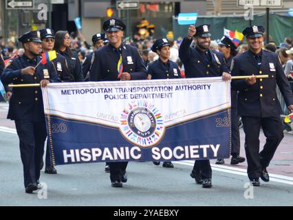 New York, Usa. Oktober 2024. Die Hispanic Society der Metropolitan Transportation Authority Police Department marschiert bei der Hispanic Day Parade entlang der Sixth Avenue in New York City. Quelle: Ryan Rahman/Alamy Live News Stockfoto