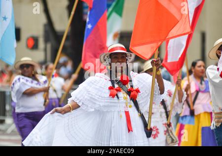 New York, Usa. Oktober 2024. Eine Partie tanzt bei der Hispanic Day Parade entlang der Sixth Avenue in New York City. Quelle: Ryan Rahman/Alamy Live News Stockfoto