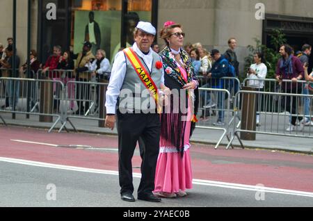 New York, Usa. Oktober 2024. Ein Paar aus Madrid marschiert zur Hispanic Day Parade entlang der Sixth Avenue in New York City. Quelle: Ryan Rahman/Alamy Live News Stockfoto