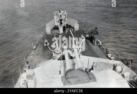 4-Zoll-Marineschützturm und 2-Pfünder-Bugjäger auf einem Zerstörer der Royal Navy Hunt-Klasse während des Zweiten Weltkriegs. Stockfoto