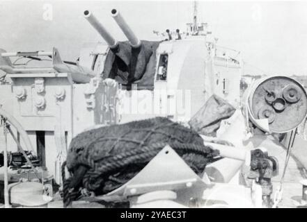 4-Zoll-Marinegeschütze auf dem Heck eines Zerstörers der Royal Navy Hunt-Klasse während des Zweiten Weltkriegs. Stockfoto