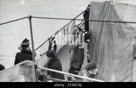 Royal Navy-Seeleute feuerten während des Zweiten Weltkriegs 4-Zoll-Marinegeschütze auf das Heck eines Zerstörers der Hunt-Klasse. Stockfoto