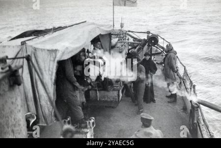 Royal Navy-Seeleute feuerten während des Zweiten Weltkriegs 4-Zoll-Marinegeschütze auf das Heck eines Zerstörers der Hunt-Klasse. Stockfoto