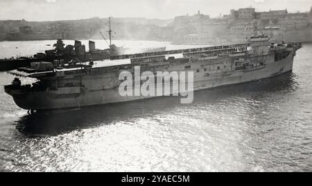 Royal Navy Escort Carrier HMS Ranee (D03) im Hafen während des Zweiten Weltkriegs. Stockfoto