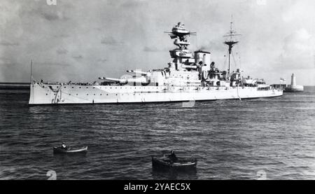 Ein Schlachtschiff der Royal Navy Queen Elizabeth-Klasse in den 1930er Jahren mit neutralen Streifen auf dem „B“-Turm. Stockfoto