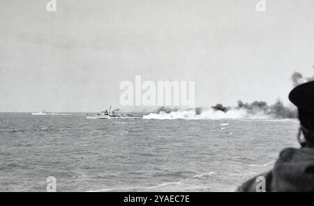 Der Zerstörer der Royal Navy Hunt-Klasse, HMS Blencathra, der während des Zweiten Weltkriegs Rauch verlegte. Stockfoto
