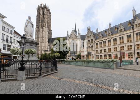 Statue der Margarete von Österreich vor dem St. Rumbold's Cathedral in Mechelen. Stockfoto