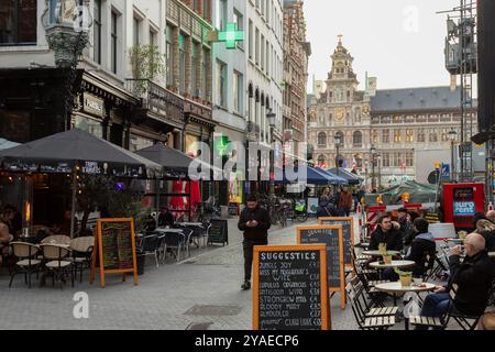 Die Gäste genießen die gemütlichen Terrassen mit Blick auf das historische Rathaus im Zentrum von Antwerpen. Stockfoto