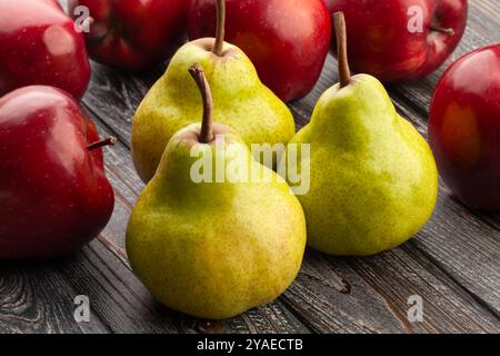 Birnen Äpfel auf Holz Hintergrund Stockfoto