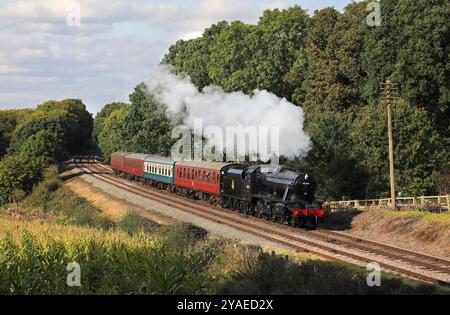 8F 48305 passiert Kinchley Lane auf 4.10.24 während der GCR-Gala. Stockfoto